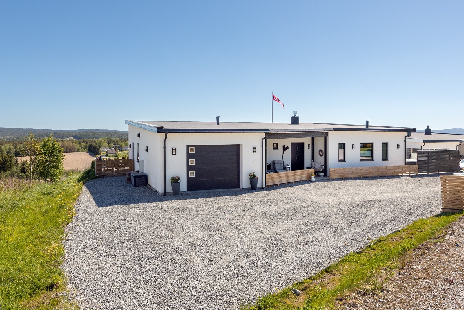 Garasjen har elbillader, motorisert port og god innvendig belysning. Galleribilde