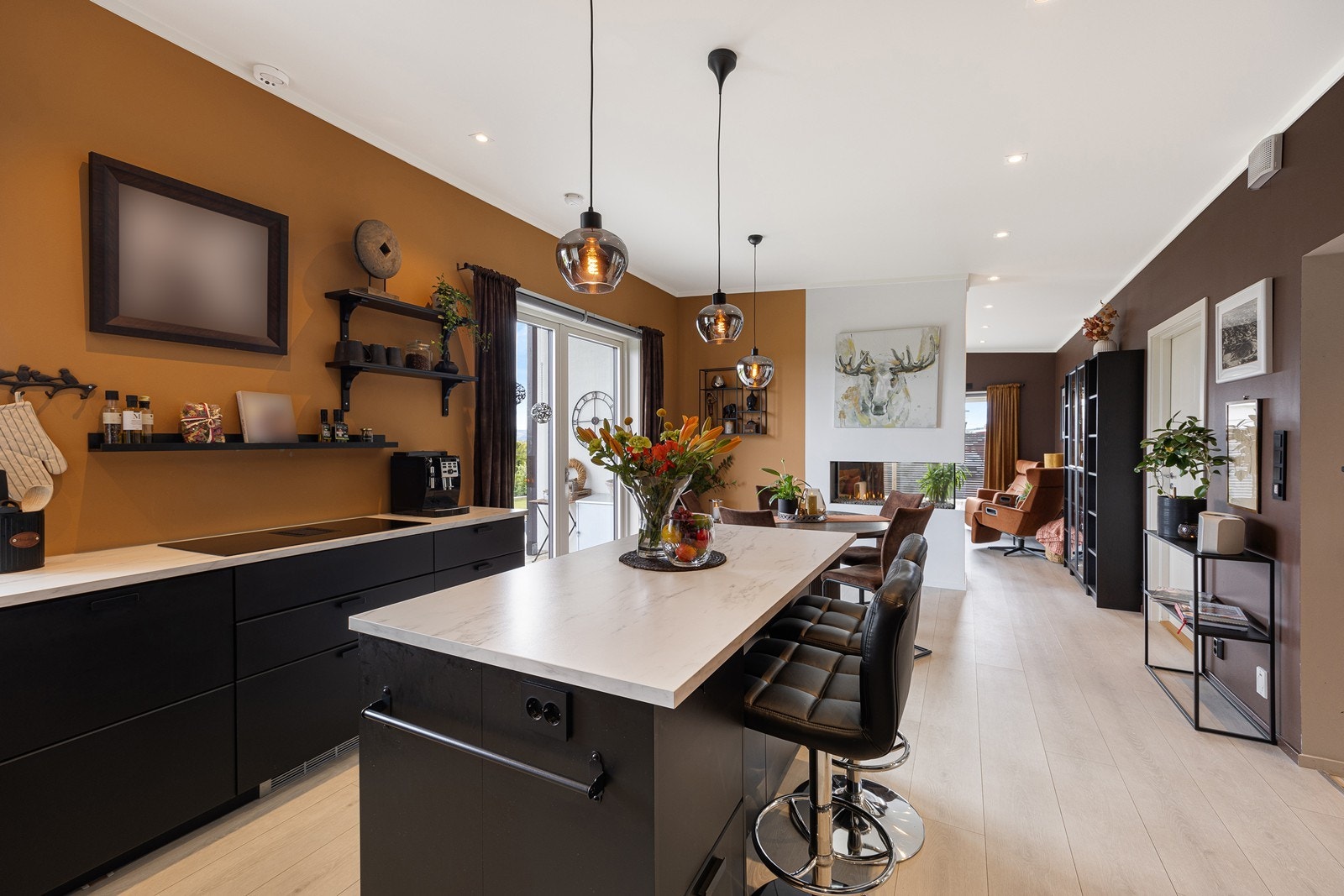 Arbeidsbelysningen er god, og ved på kjøkkenøya er det en barløsning med spiseplass for to. Galleribilde