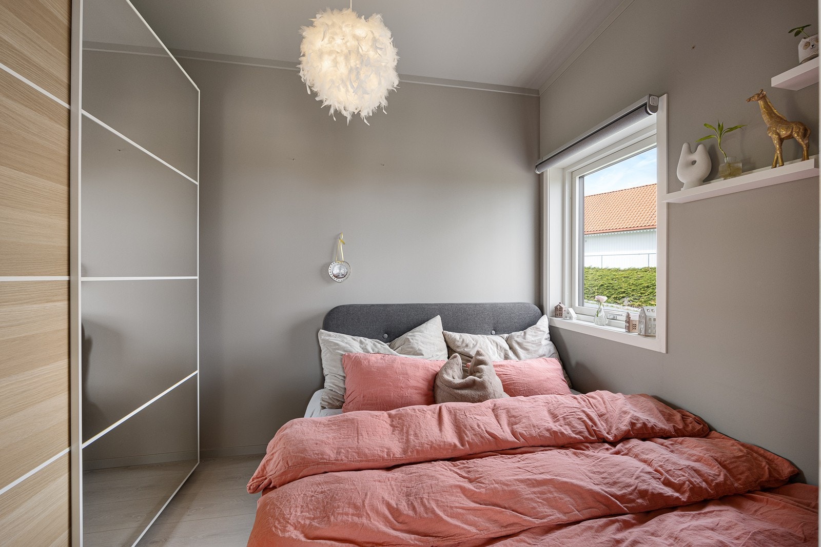 Boligens andre soverom er innredet med en delikat lys gråtone. Galleribilde