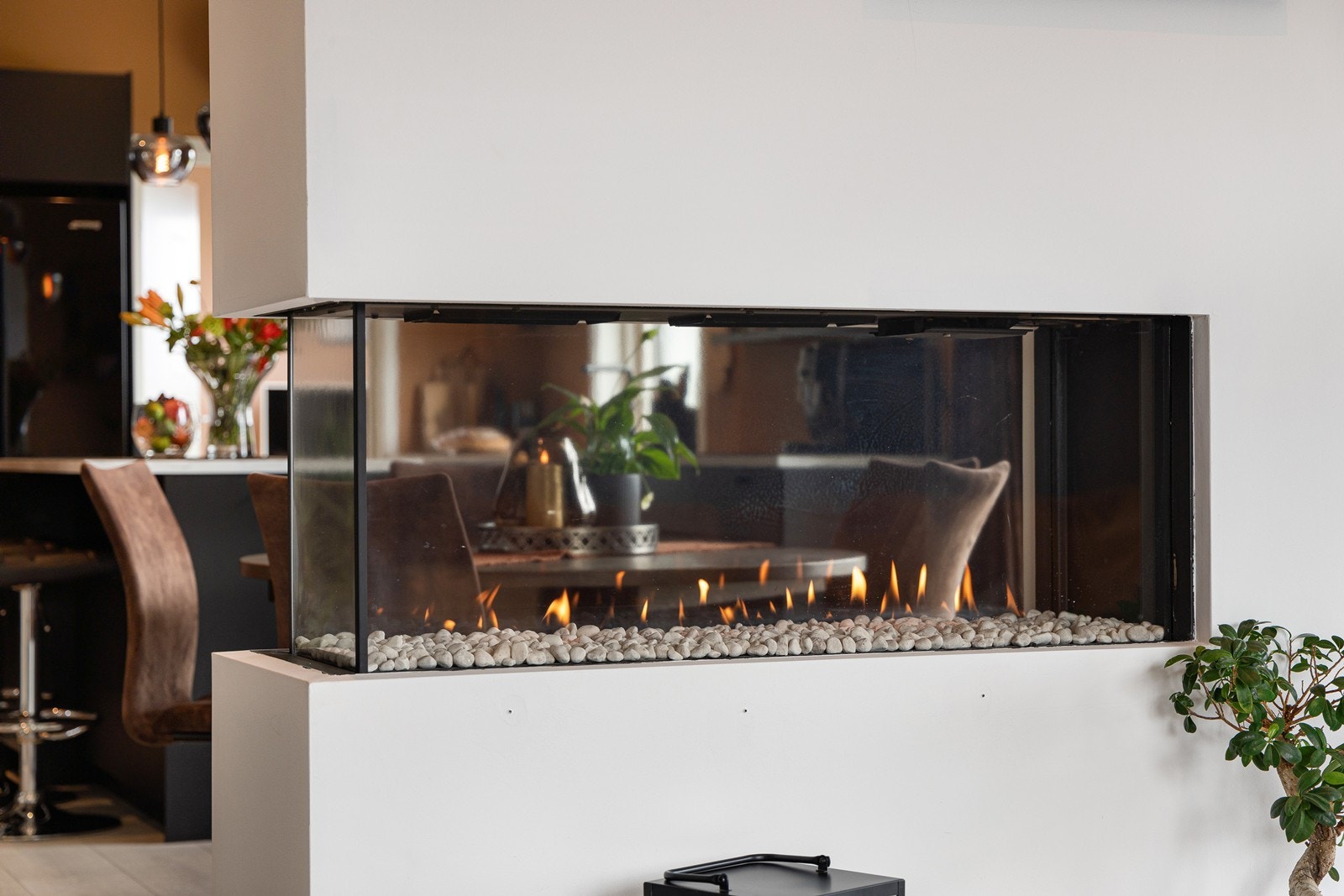 På kveldstid settes den rette stemningen med downlights og med fyr i en moderne gasspeis. Galleribilde