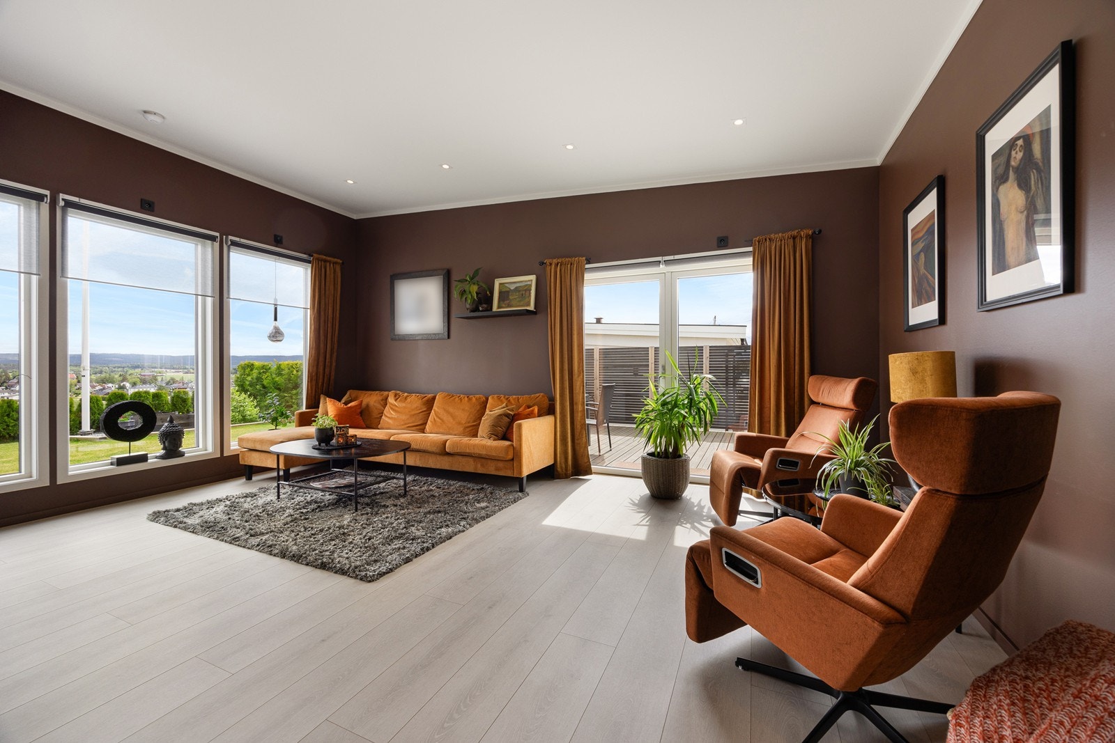 Fra allrommet er det utgang til en stor markterrasse hvor både utsikten og gode solforhold virkelig kommer til sin rett. Galleribilde