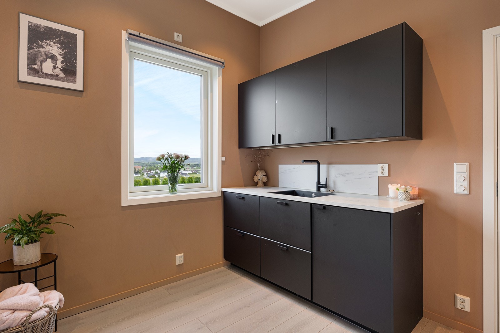 Fra kjøkkenet er det dør inn til en adskilt del av boligen med et kombinert oppholdsrom/tekjøkken, bad og soverom samt egen utgangsdør. Galleribilde