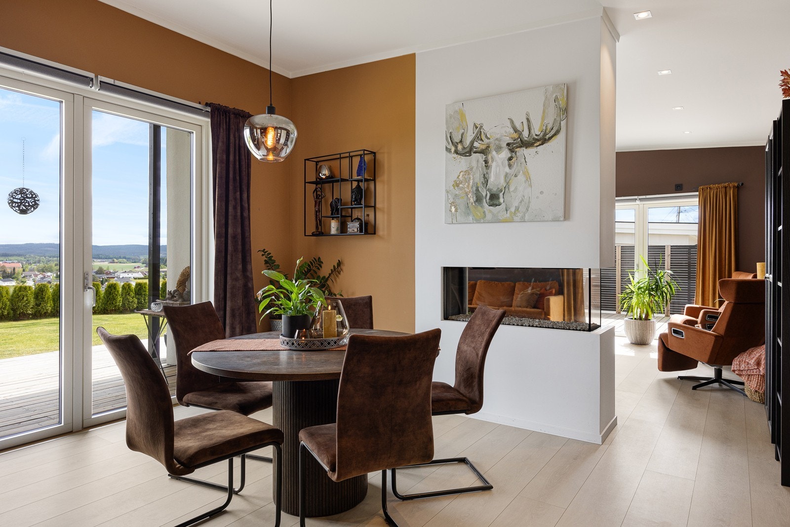 Den gode takhøyden i skråhimlingen skaper en luftig atmosfære, og store vinduer byr på nydelig utsikt og unik, naturlig lyssetting. Galleribilde