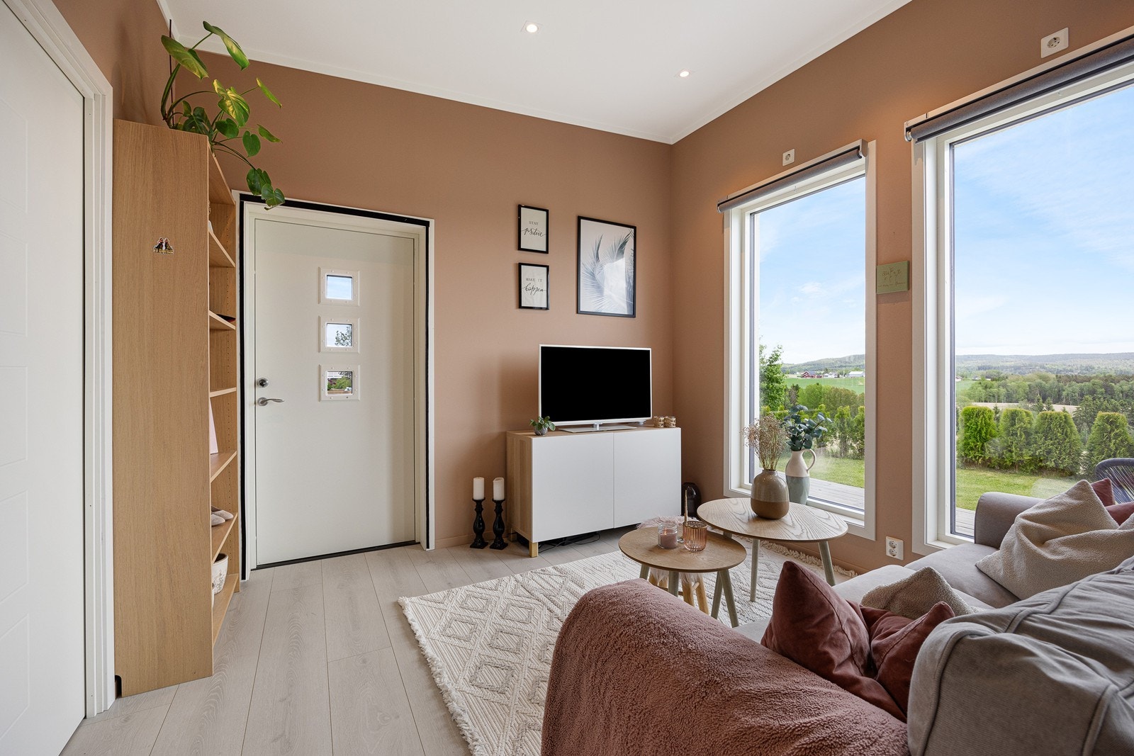 Veggene er malt i en varm, delikat farge som står godt til laminatgulvet, og rommet har downlights i himlingen og elektrisk varme i gulvet. Galleribilde