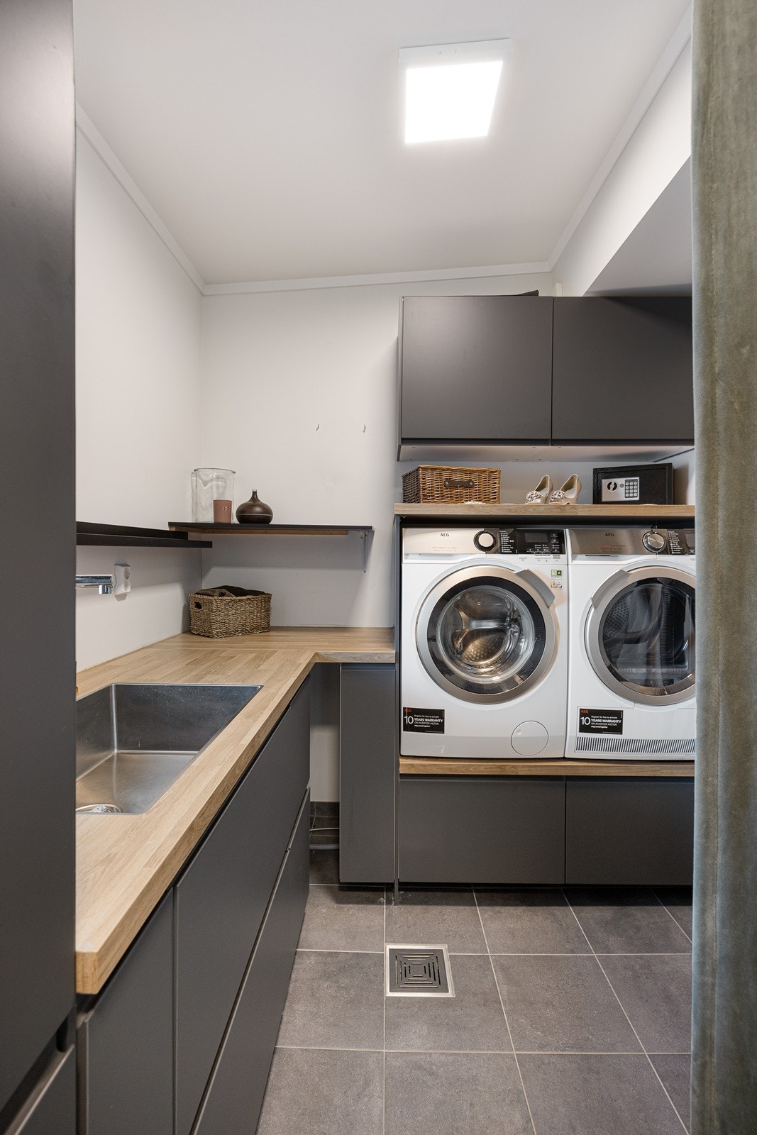 I praktisk arbeidshøyde er det opplegg og plass for både vaskemaskin og tørketrommel. Galleribilde