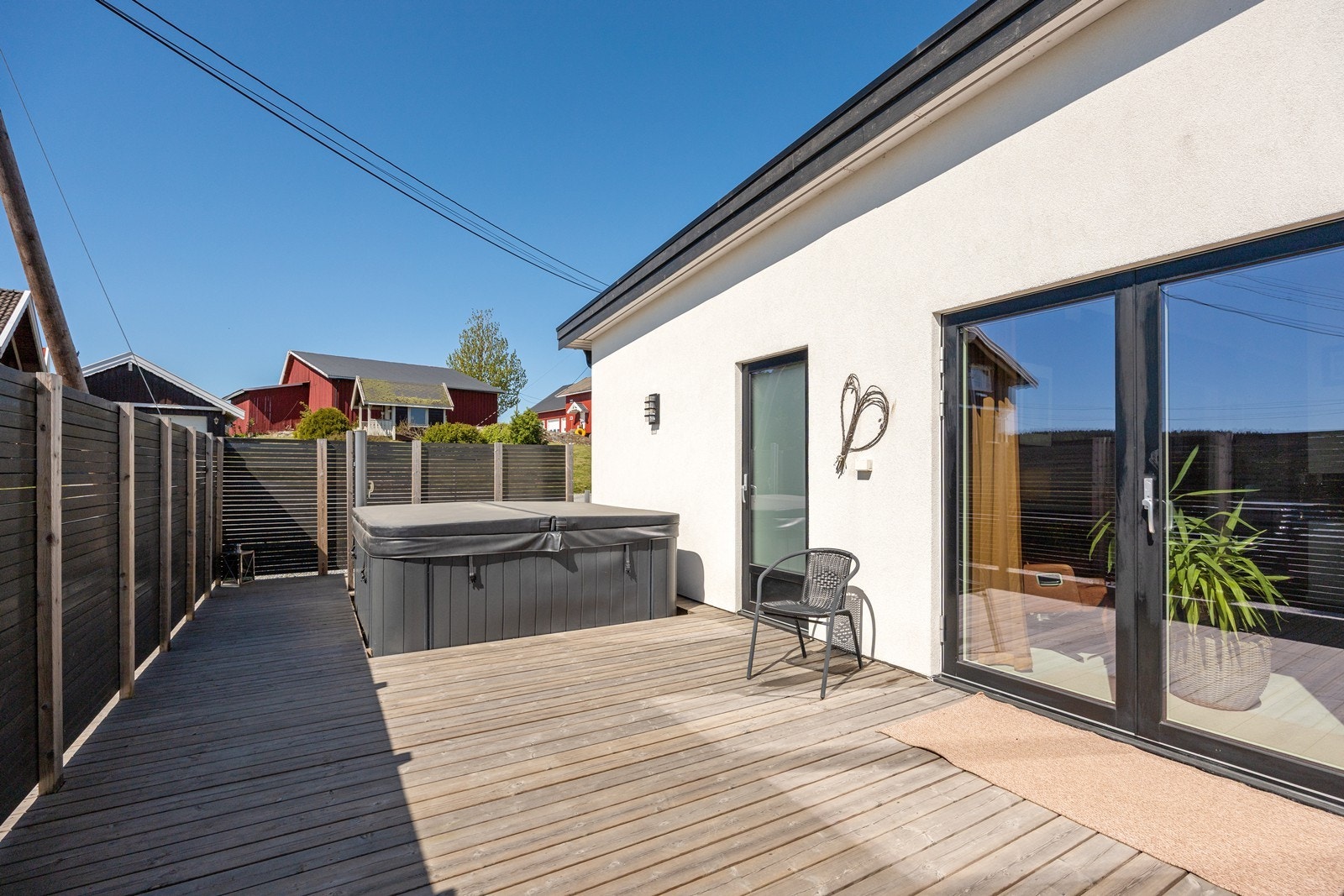 Fra eiendommen er det gangavstand til sentrum med butikker, kafe, bank, apotek, bensinstasjon, barnehage, skole med mer. Galleribilde