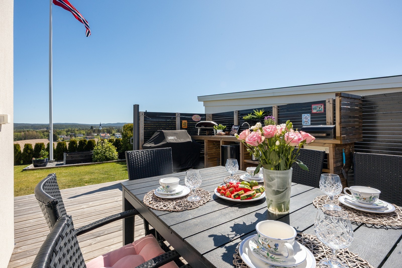 Her er det utmerket plass til det man måtte ønske av utemøblement, og i en overbygd, lun nisje ved stue/kjøkken er det utebelysning og utestikk på husveggen. Galleribilde