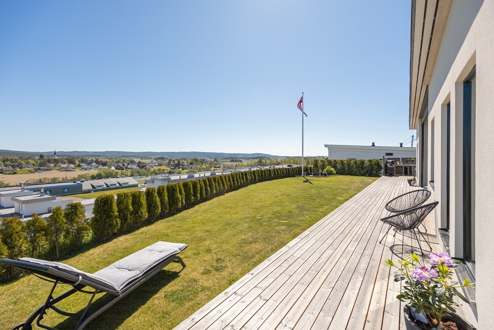Solen og utsikten nytes til det fulle på en markterrasse i tre på ca. 138 kvm som strekker seg rundt tre sider av huset. Galleribilde