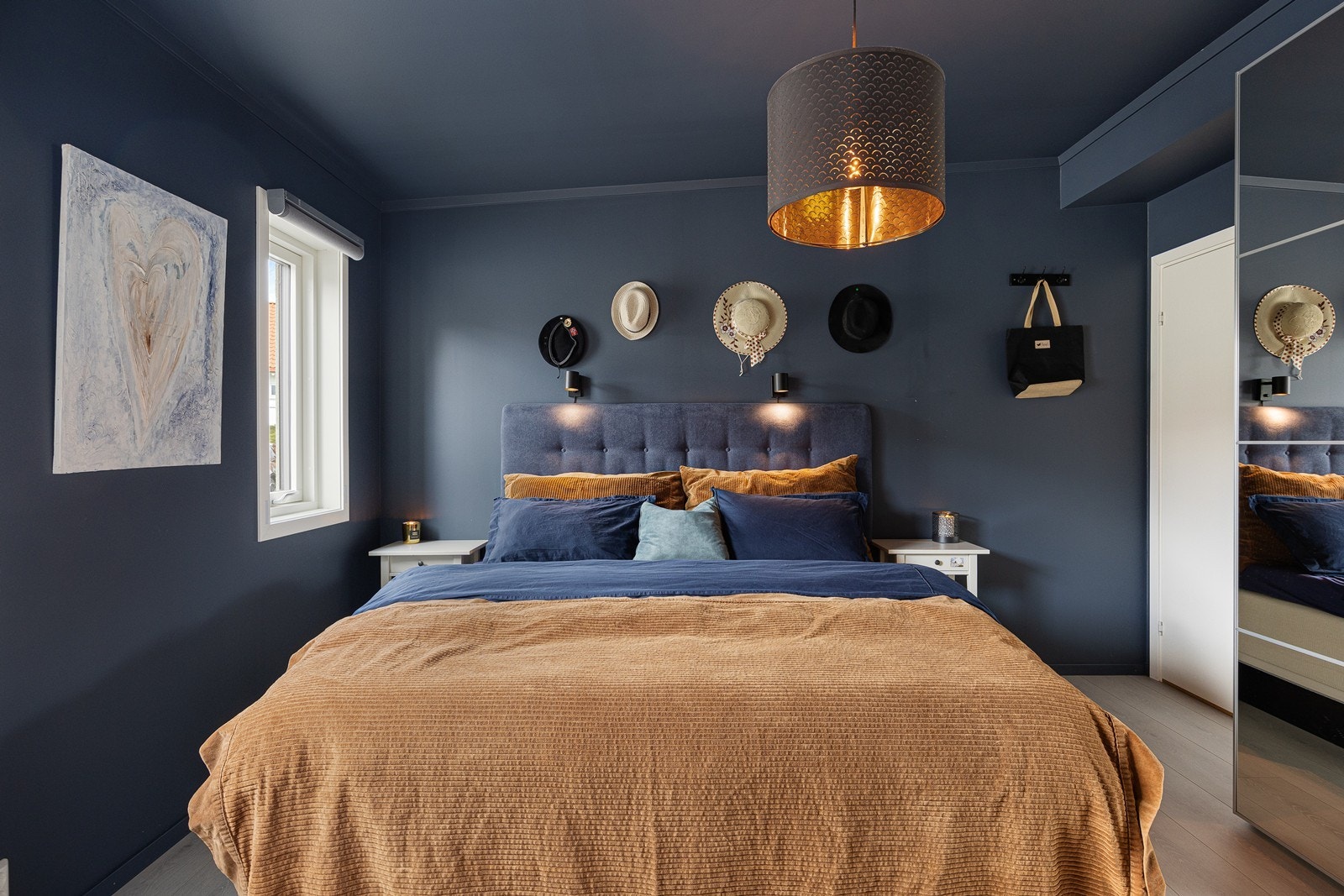 Det er to pene soverom i eneboligen, og begge er malt opp i delikate og tidsmessige farger som står godt til laminatgulvene. Galleribilde