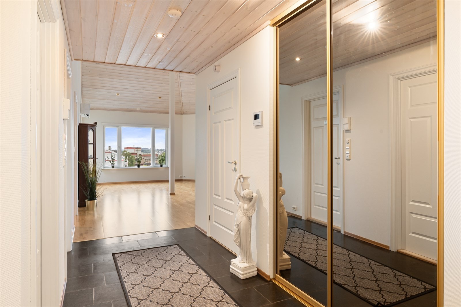 Fra inngangen ønskes du velkommen av en flislagt entré med skyvedørsgarderobe hvor det er god plass til å henge fra seg yttertøy. Galleribilde