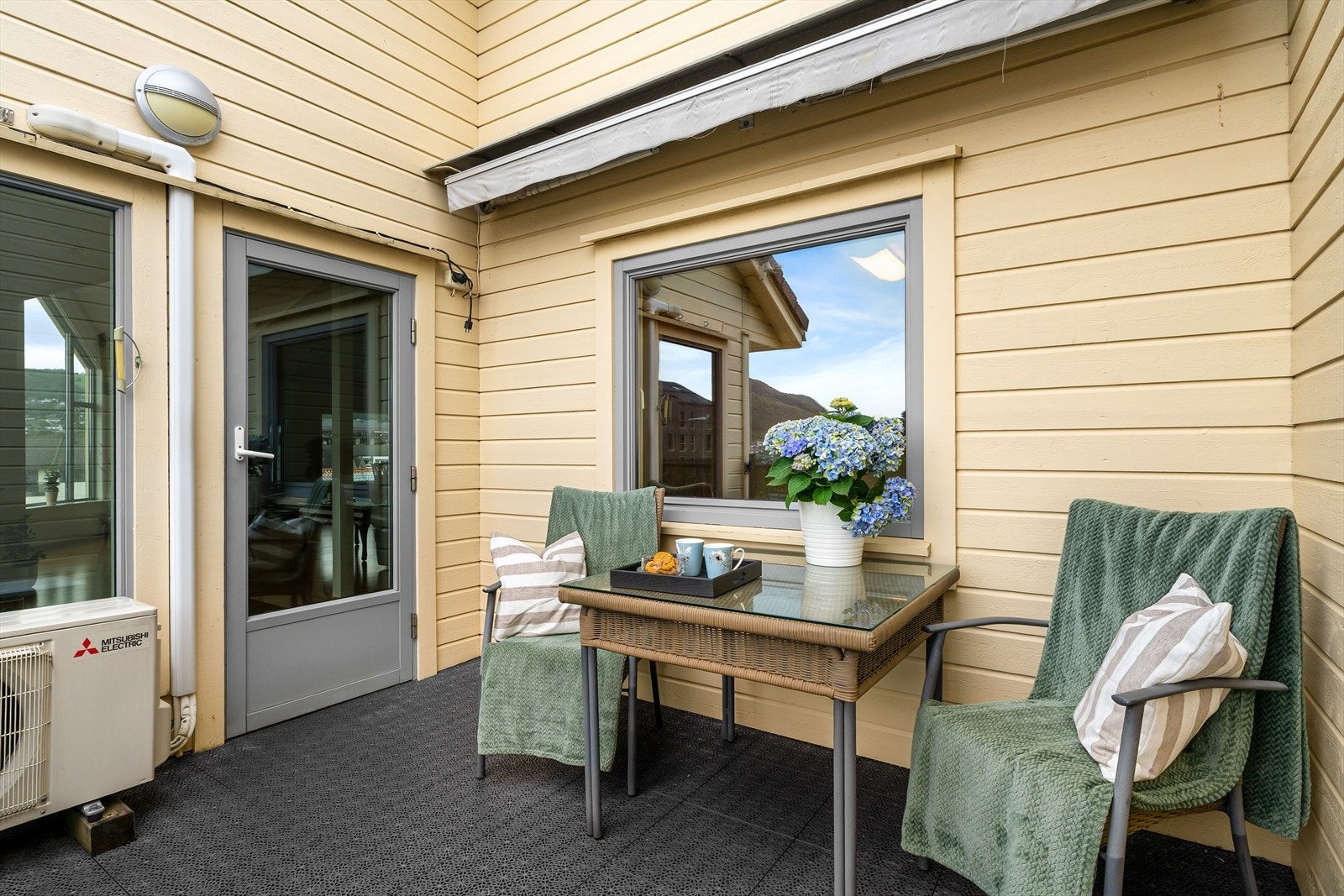 Fra stuen kan du gå ut til en privat og usjenert balkong. Galleribilde