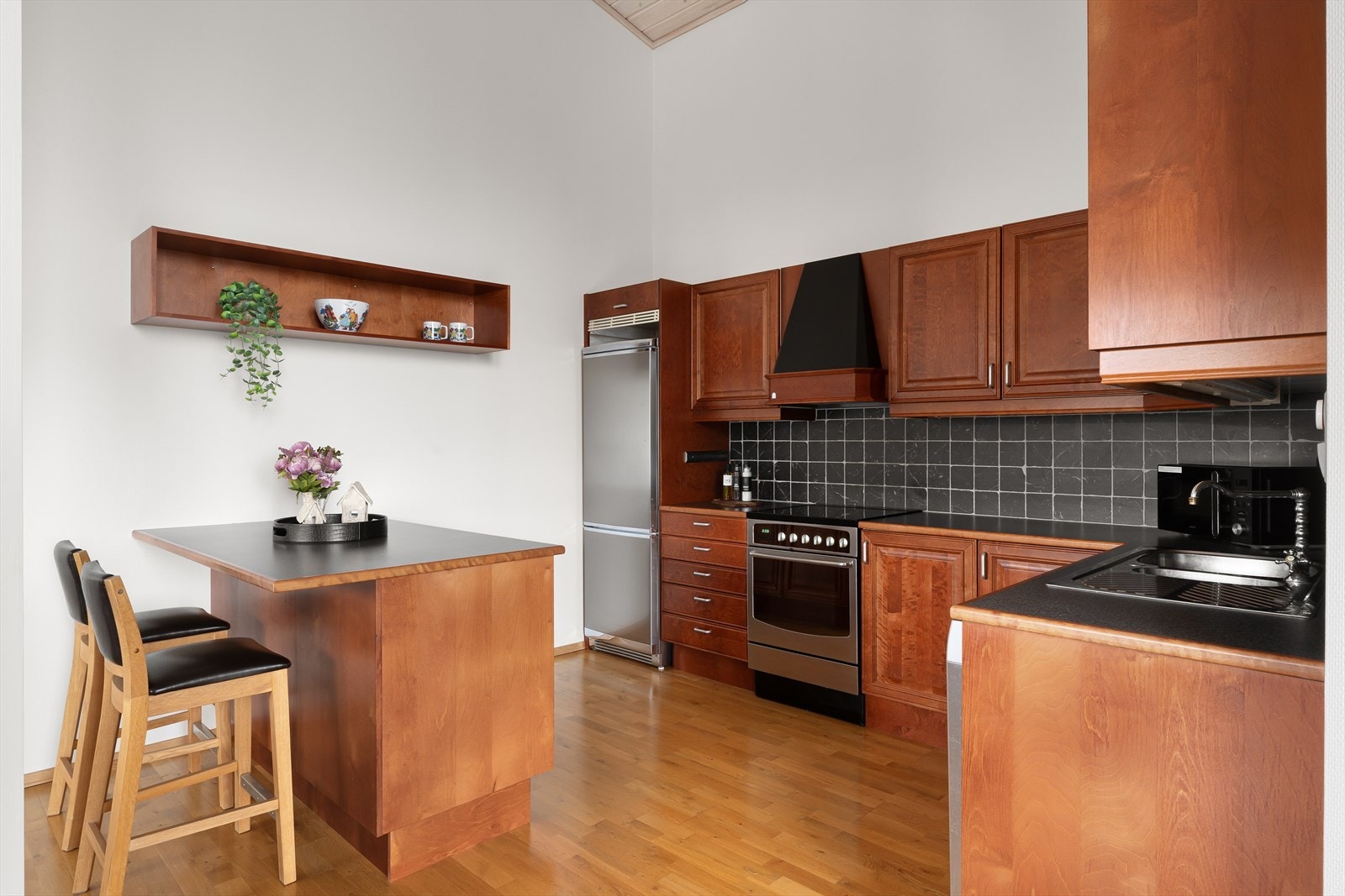 Kjøkkenet har profilerte fronter, rikelig med skap- og benkeplass. Galleribilde