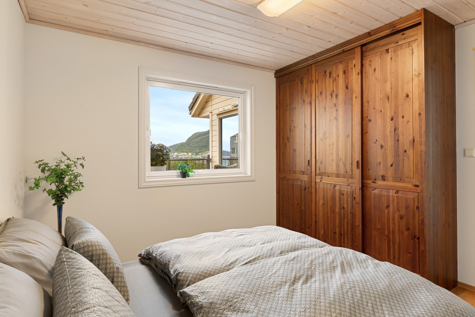 Hovedsoverommet har god plass til dobbeltseng og garderobeskap. Galleribilde