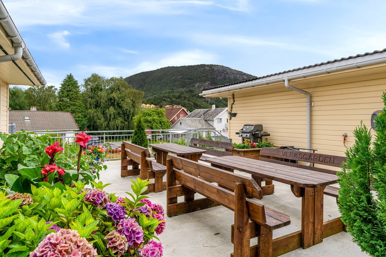 Eiendommen er pent opparbeidet og vedlikeholdt, og som beboer har du enkel adkomst til fellesarealer som har flott beplantning og sittebenker. Galleribilde