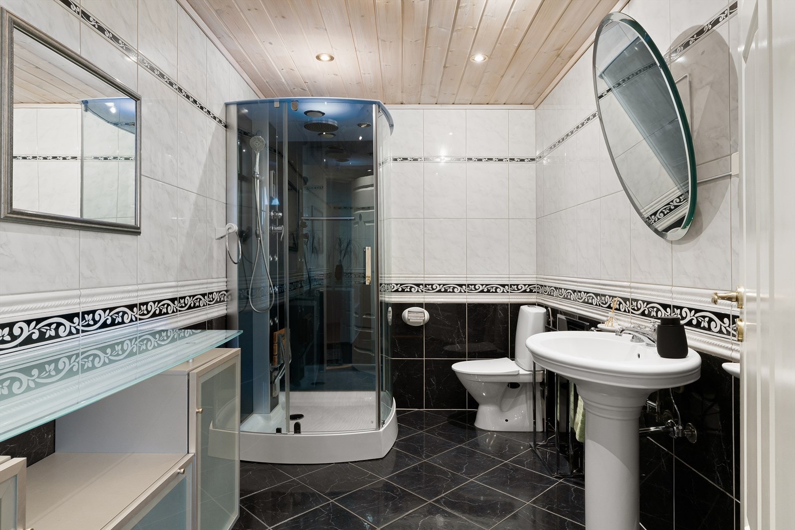 Flislagt bad med servant, toalett og dusjkabinett, samt plass til ekstra oppbevaring hvis ønskelig. Galleribilde