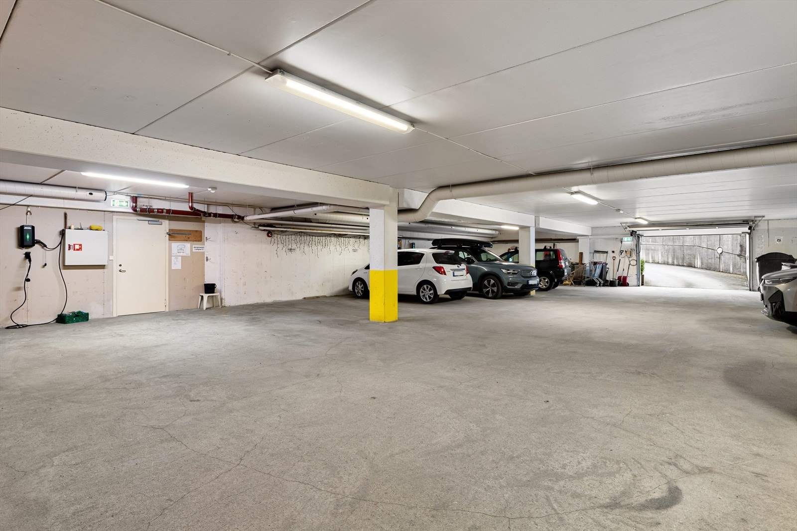 Parkeringsplass i lukket garasjeanlegg. Galleribilde