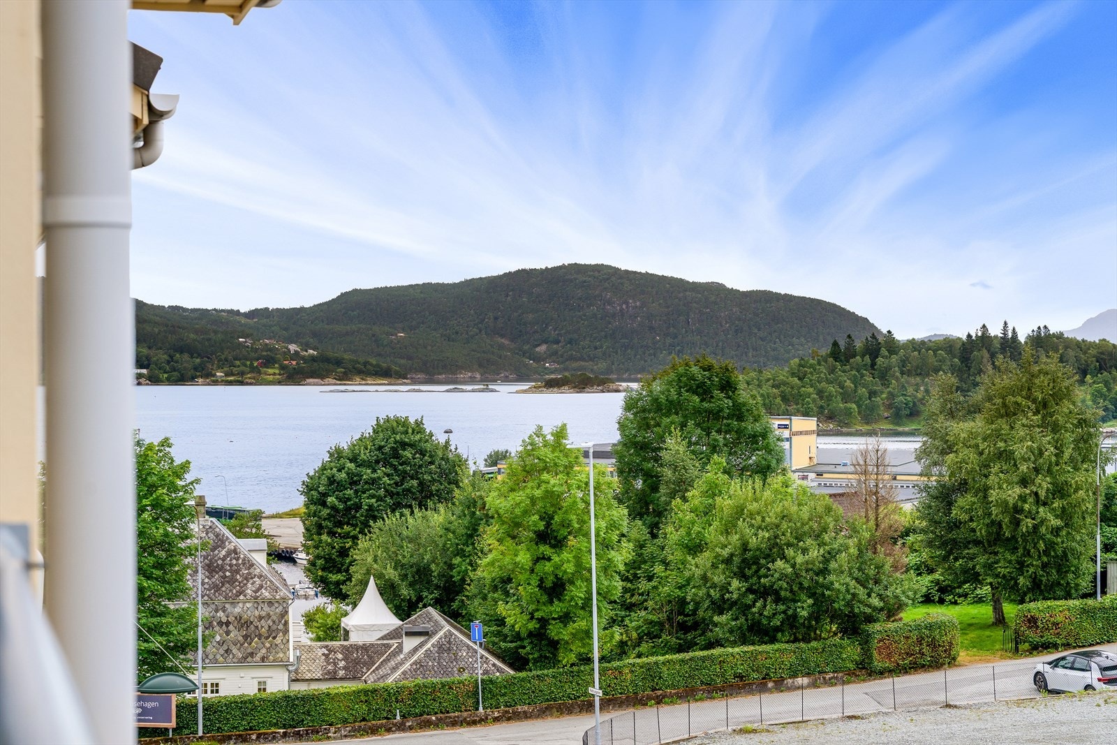 Leiligheten ligger midt i hjertet av Jørpeland, og har det meste av fasiliteter rett utenfor døren. Galleribilde