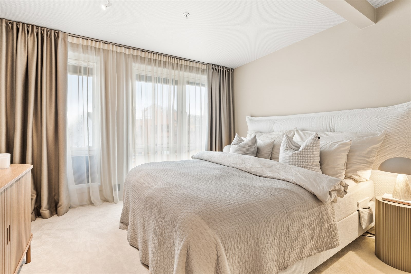 I 3. etasje finner man boligens 3 soverom. Hovedsoverommet er lyst og elegant med store vinduer, nøytrale fargetoner og en innbydende, hotellaktig atmosfære. Galleribilde