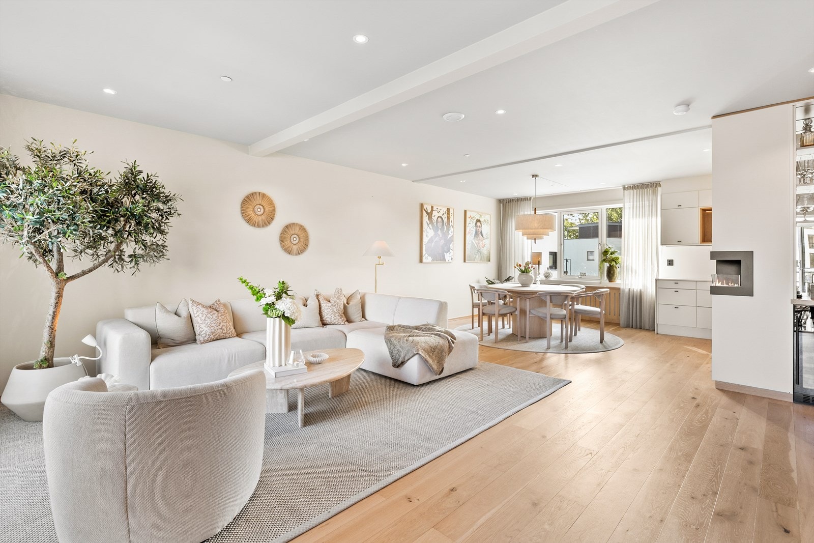 Stuen har plass til både sofagruppe og spisebord. Galleribilde