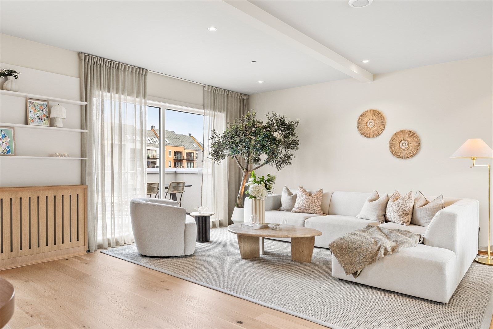 Denne totaloppussede townhousen over tre plan kombinerer maritim idyll med moderne komfort på høyeste nivå. Galleribilde