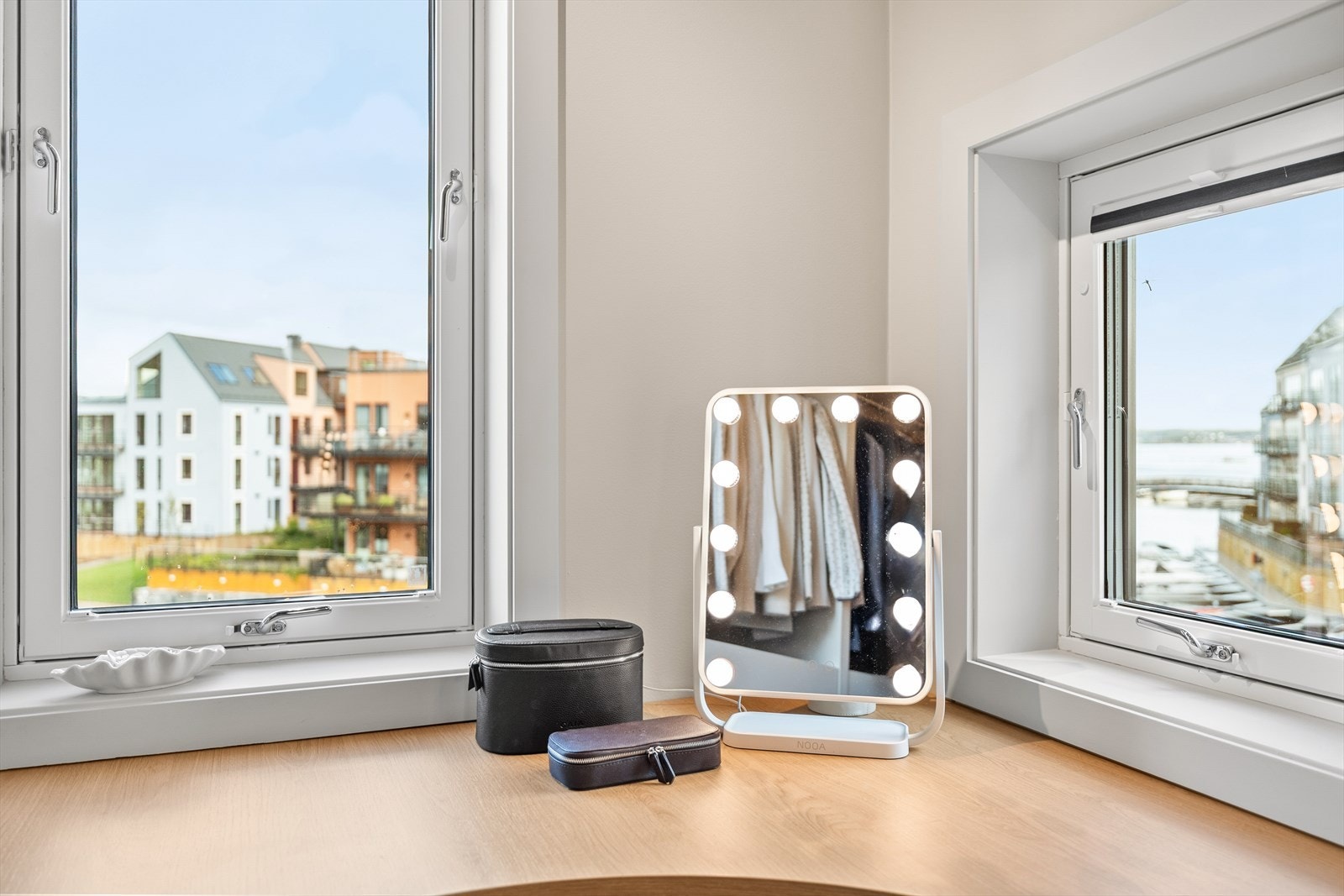 Her kan man sitte å sminke seg til flott utsikt. Galleribilde