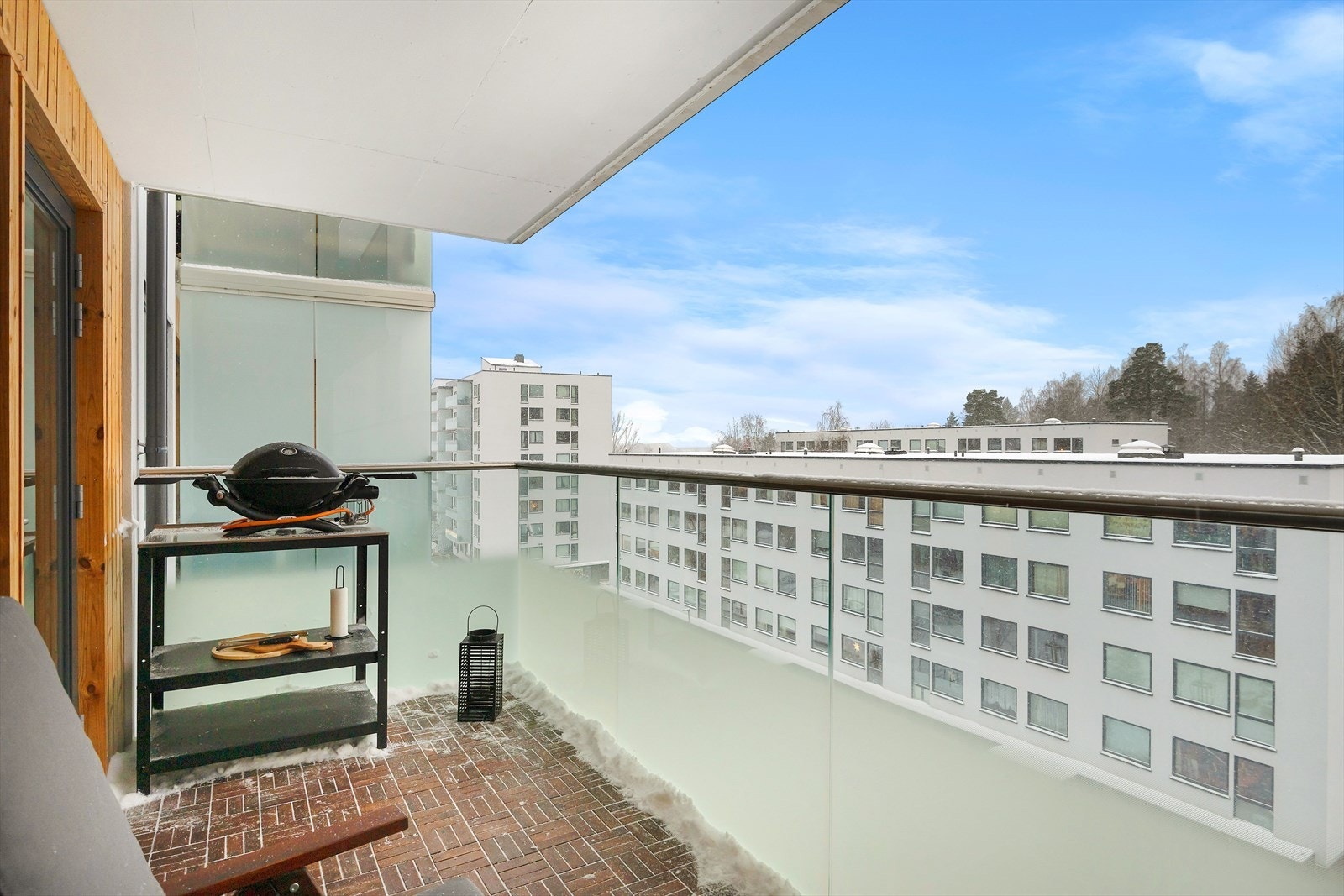 Balkongen er overbygget og romslig, med god plass til utemøbler, grill og beplantning. Skjermet, rolig og tilbaketrukket Galleribilde