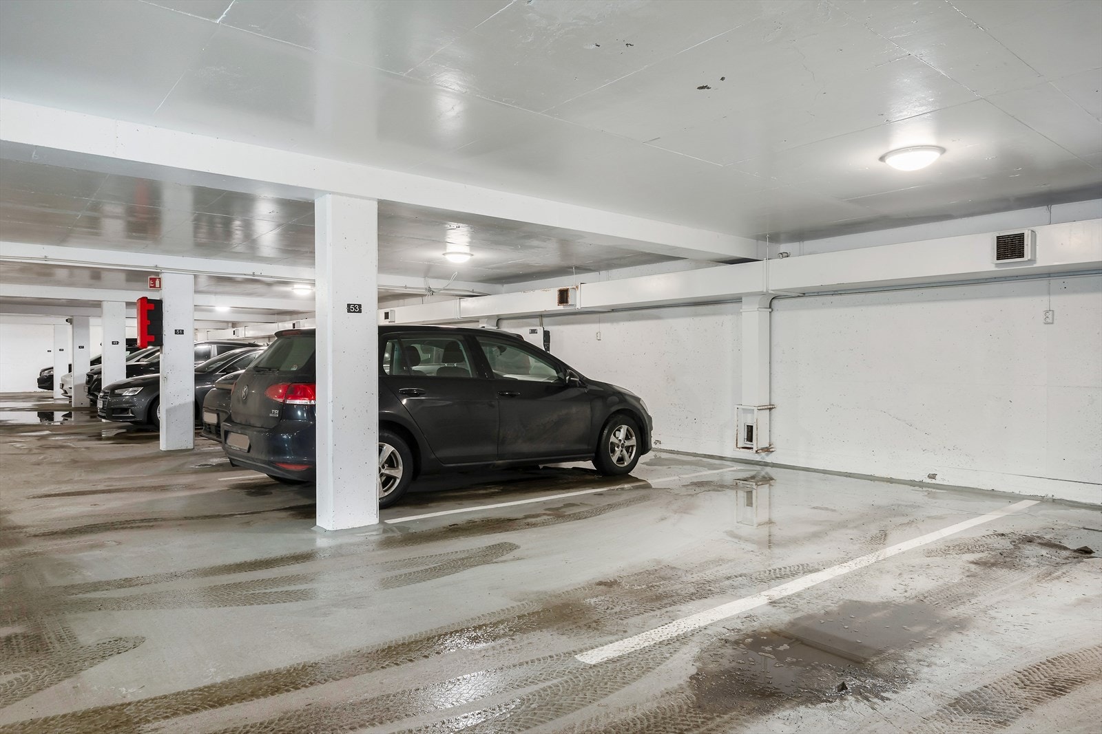 Garasjeplass i lukket garasjeanlegg medfølger leiligheten Galleribilde