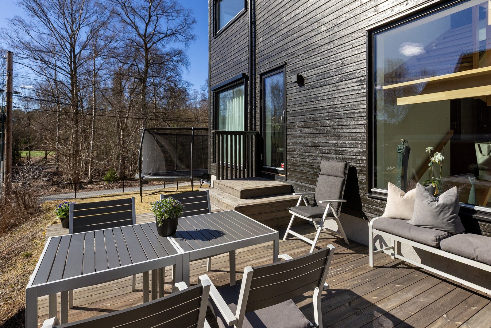 Det er god plass til diverse utemøblement, og terrassen vil fungere som en forlengelse av stuen. Galleribilde