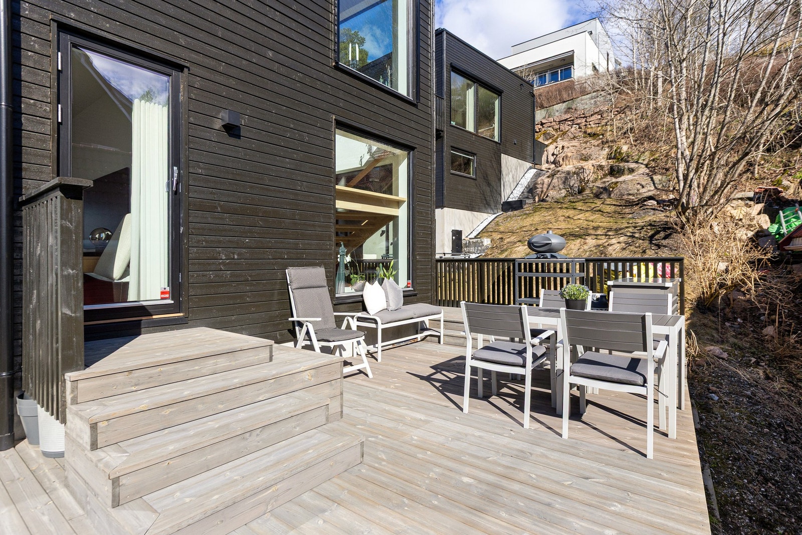 Fra stuen er det direkte utgang til en sydvendt terrasse på ca. 18 kvm. Galleribilde