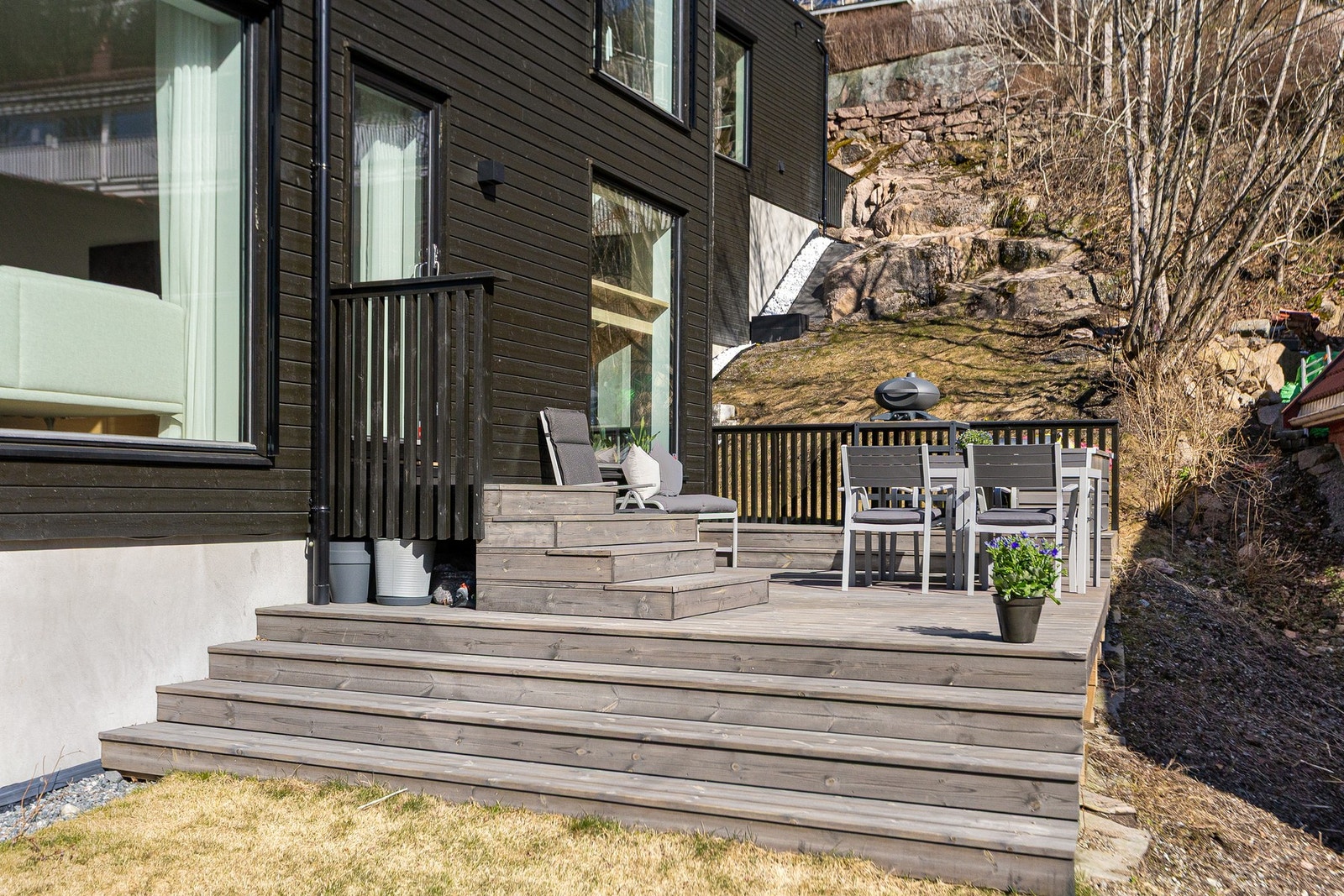 Fra terrassen er det adkomst til hagen via trapp. Galleribilde