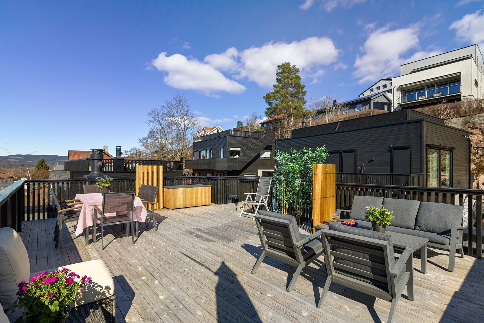 Fra 2. etasje er det utgang til en imponerende takterrasse på ca. 46 kvm. Galleribilde