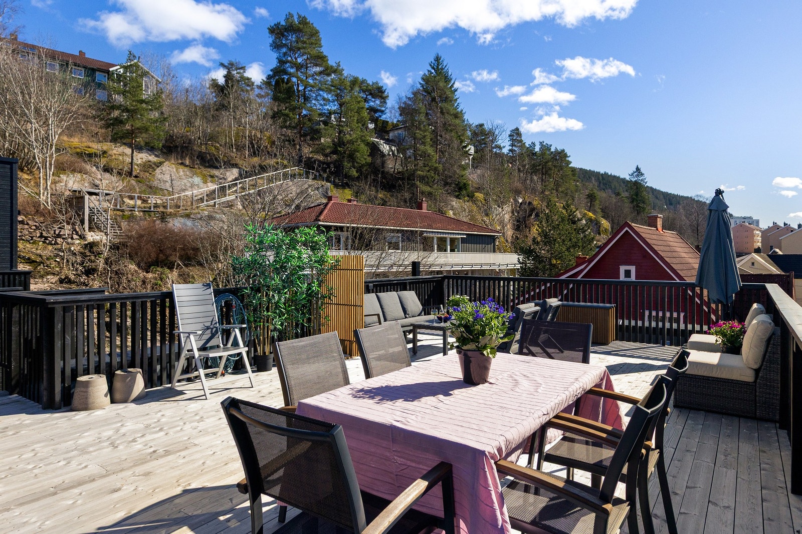 Dette er et fantastisk uterom med god plass til både sittegrupper og sosiale sammenkomster. Galleribilde