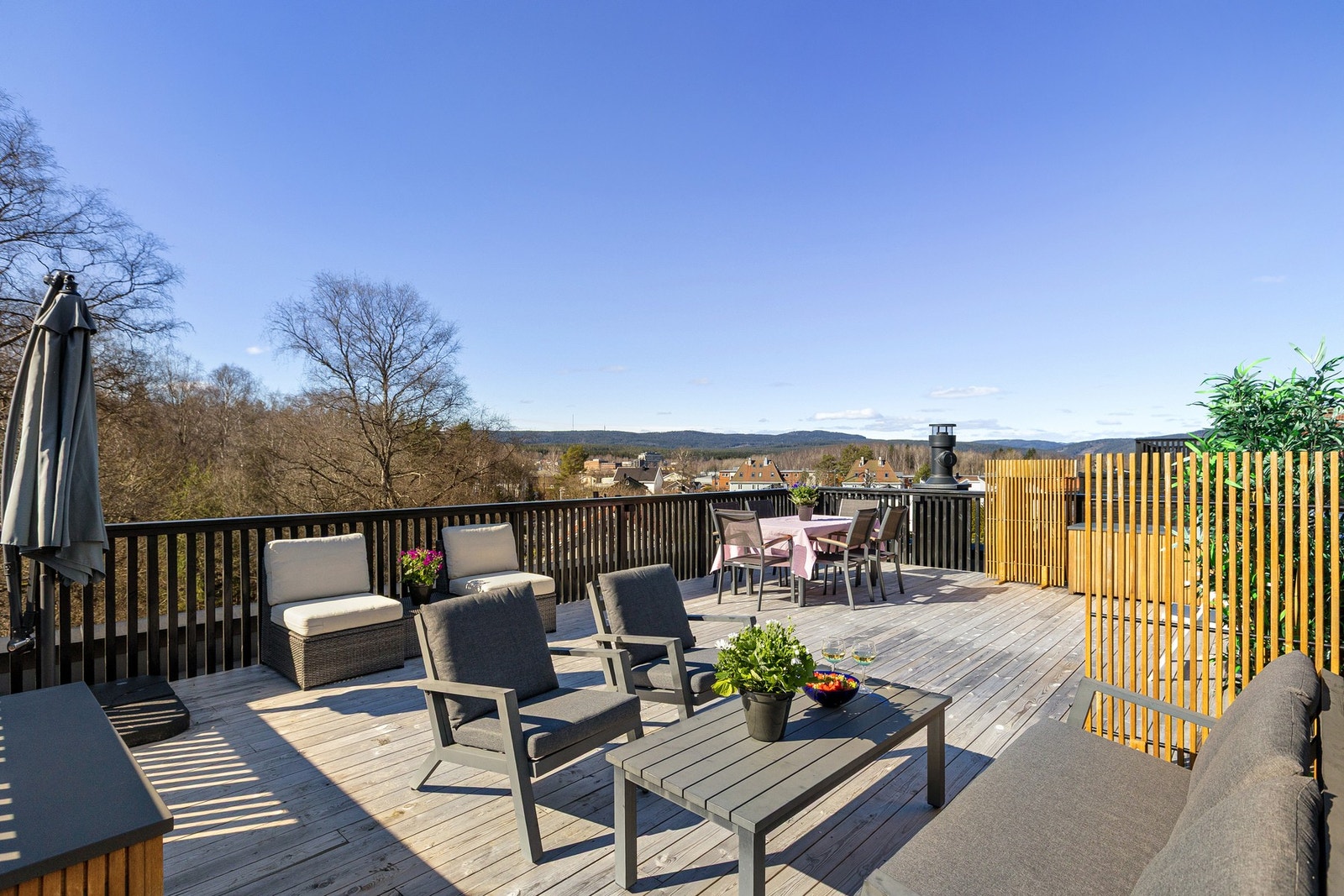 Funkisbolig fra 2023 med takterrasse på 46 kvm, eksklusivt kjøkken, høy standard og integrert dobbeltgarasje. Galleribilde