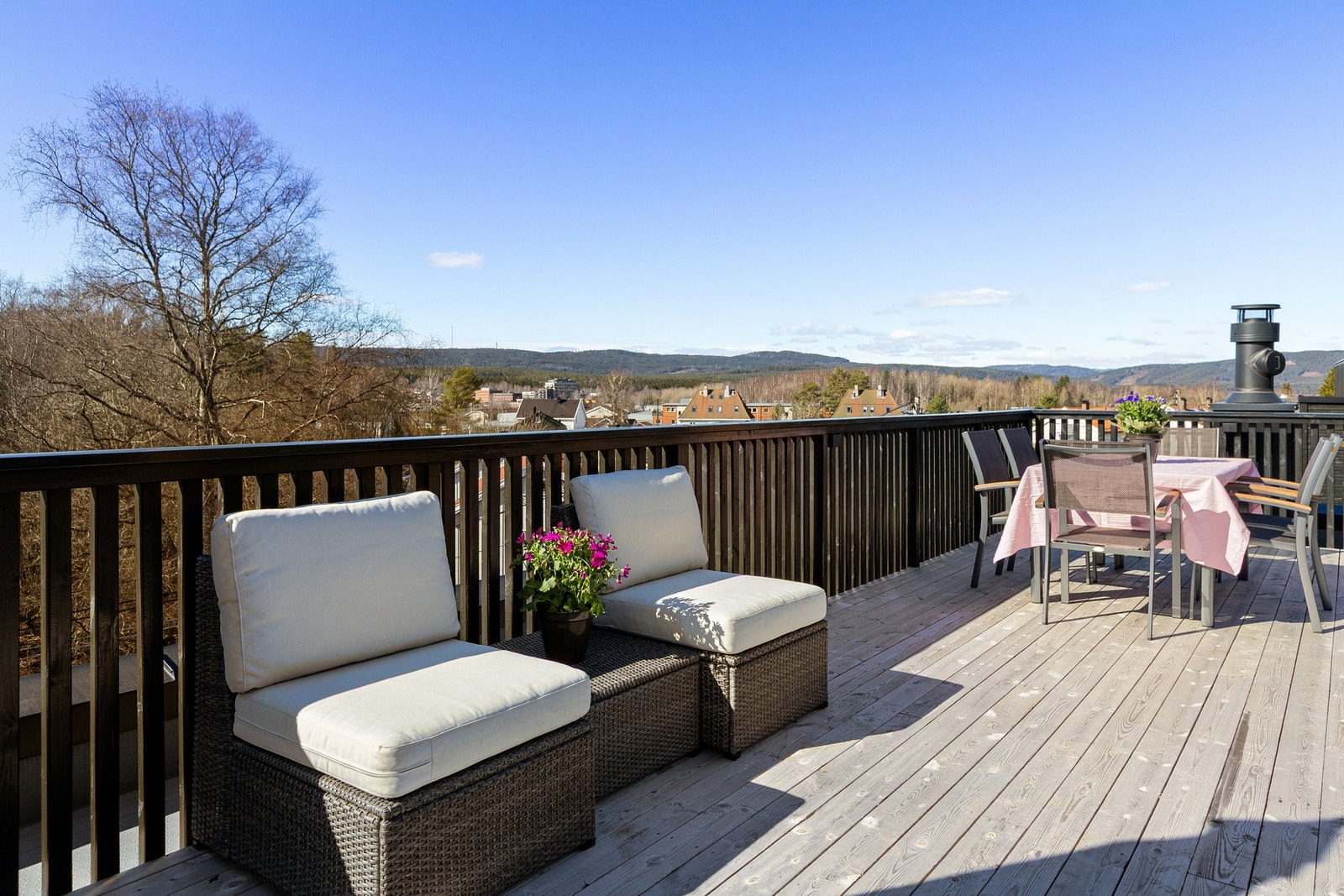 Terrassen er belagt med spaltegulv og utstyrt med både varmt- og kaldtvann, noe som gjør den ekstra praktisk og anvendelig gjennom sesongen. Galleribilde