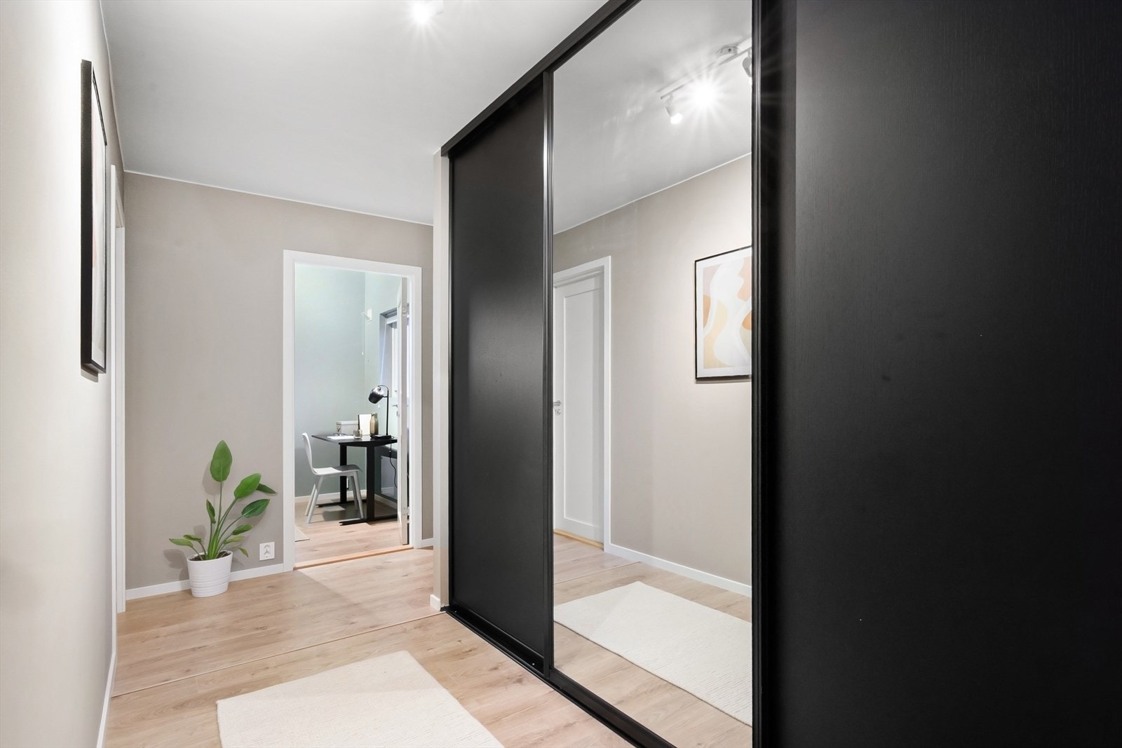 I mellomgangen er det stor, praktisk skyvedørsgarderobe som gir rikelig lagringsplass. Galleribilde