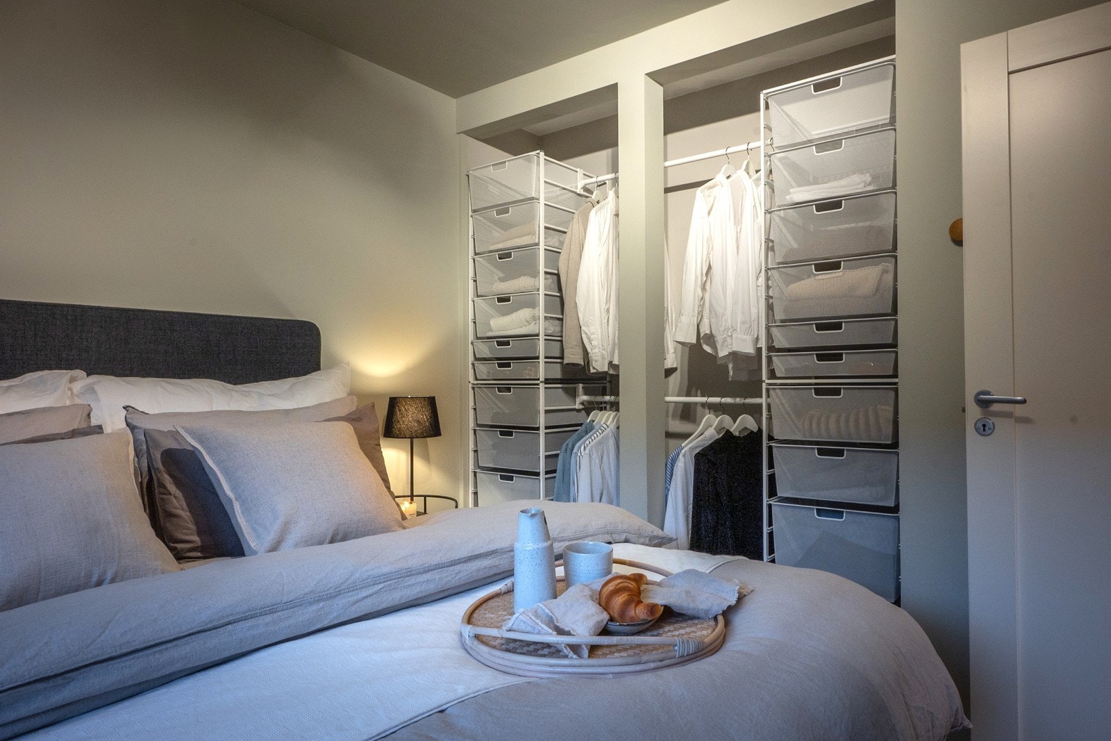Boligen har gode oppbevaringsløsninger med innebygd garderobe på hovedsoverommet og romslig skyvedørsgarderobe i mellomgangen. Galleribilde