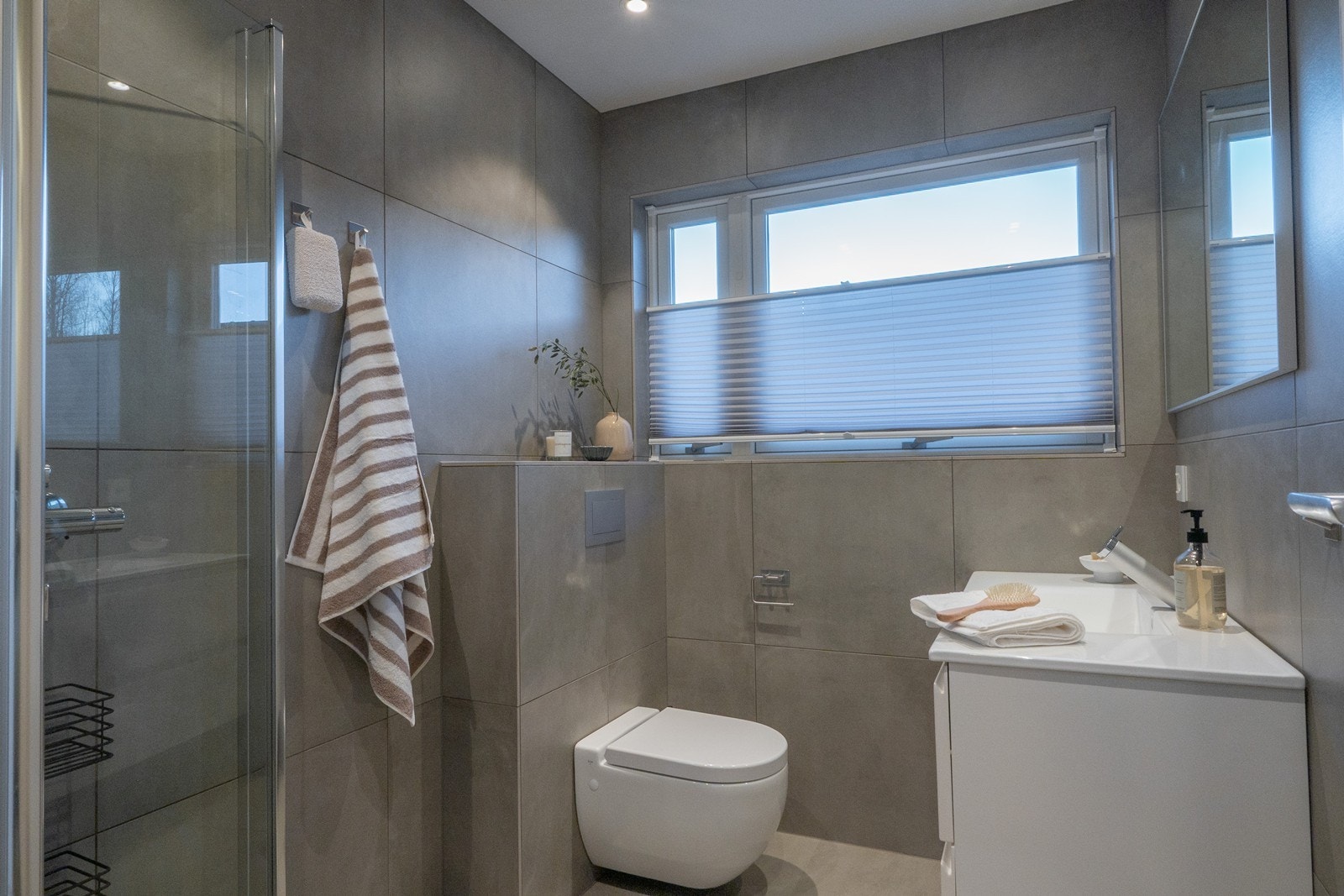 Badet ble renovert i 2016 og er praktisk plassert i tilknytning til soveromsdelen. Badet er innredet med moderne løsninger som harmonerer med boligens øvrige uttrykk. Galleribilde