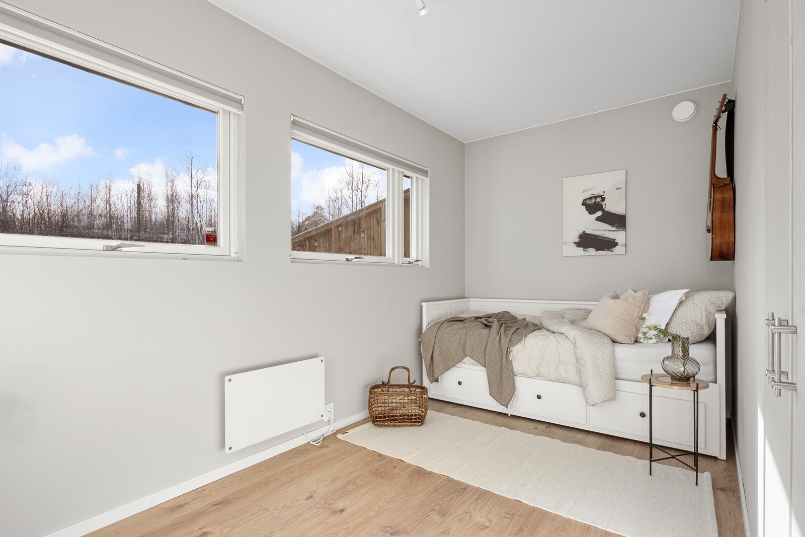 Soverom 2 har garderobeskap og adkomst til kaldloft via nedfellbar trapp. Galleribilde