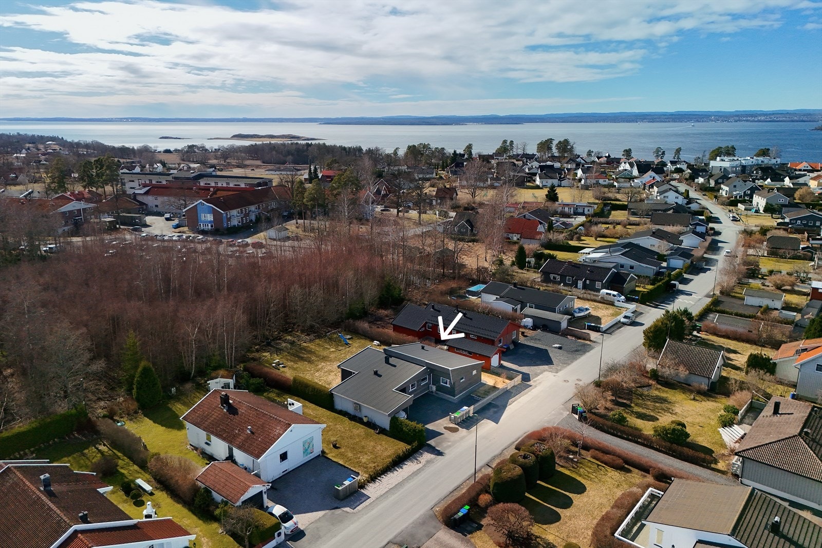 Eiendommen ligger i et populært og attraktivt bo område på Ekholt. Her bor du i rolige omgivelser, samtidig som du har kort vei til alt du trenger i hverdagen. Galleribilde