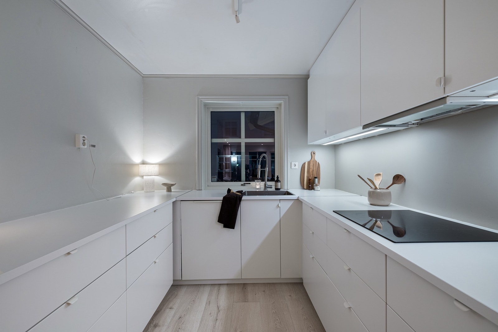 Rikelig med benke- og skapplass gjør dette til et funksjonelt og arbeidsvennlig kjøkken. Galleribilde