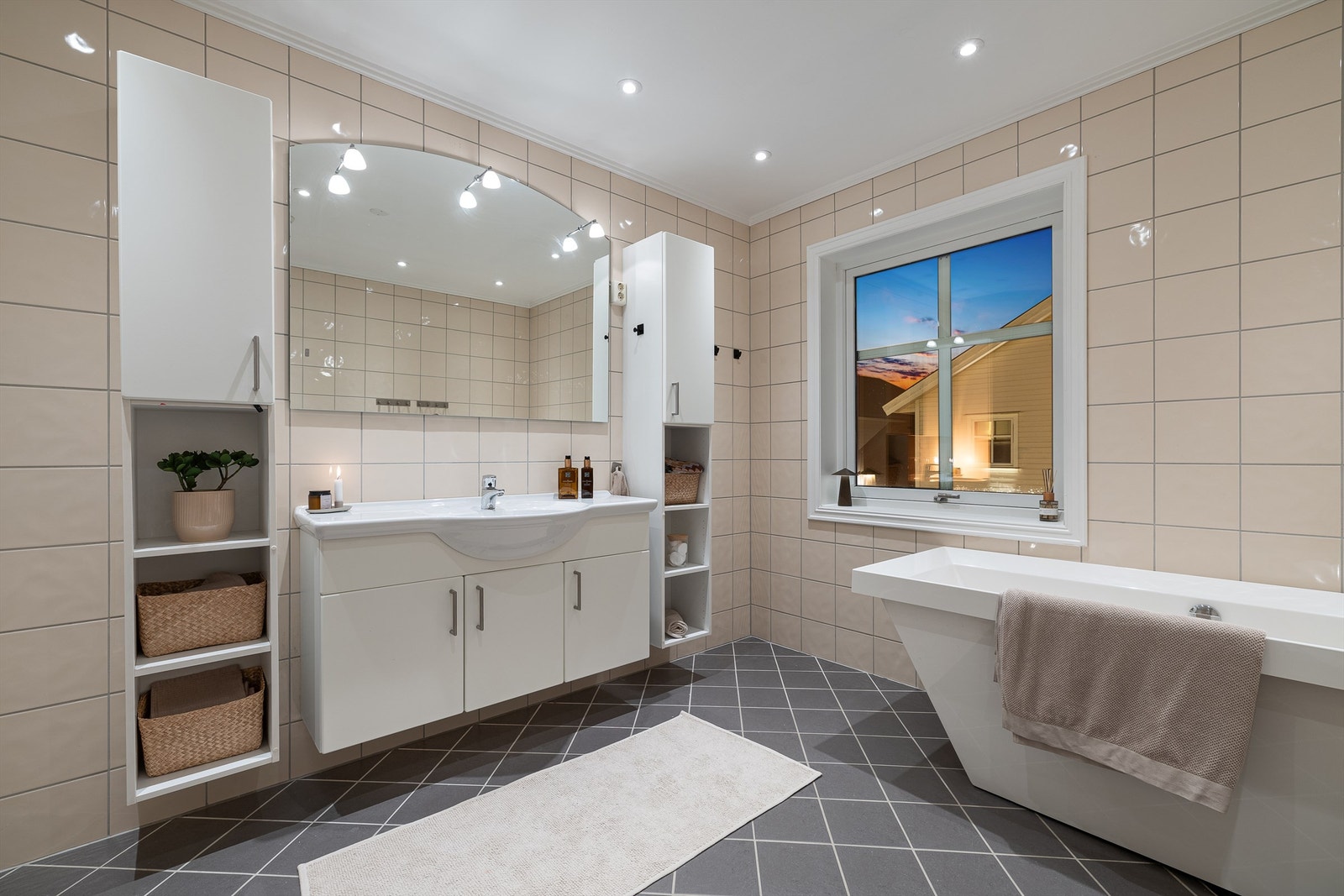 Badet i andre etasje har varmekabler i gulvet Galleribilde