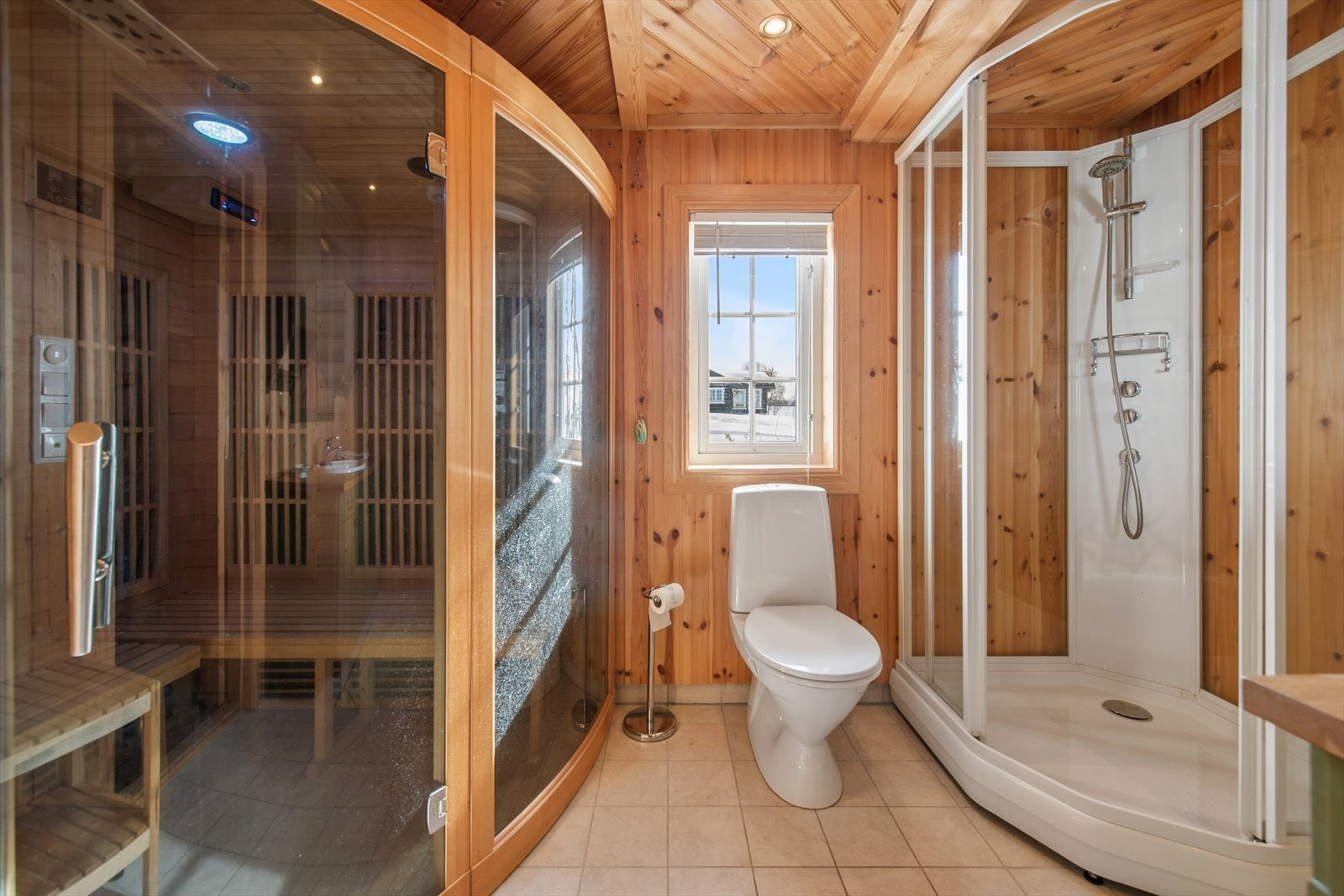 I tillegg til saunaen har badet dusjkabinett, toalett og elektriske varmekabler i gulvet. Galleribilde
