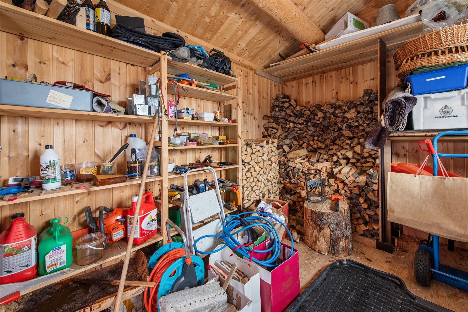 Til eiendommen hører et frittstående anneks/uthus på 10 m², perfekt for ved og utstyr. Galleribilde