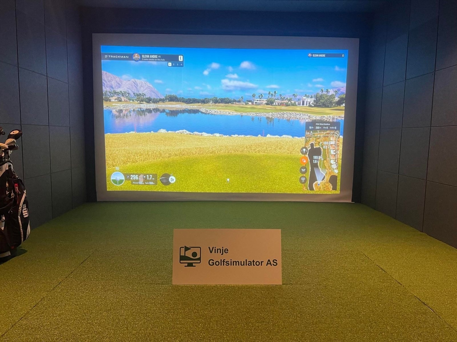 Golfglede hele året! Hos Vinje Golfsimulator på Austbø kan du nyte golfspill også på vinteren - perfekt for deg som vil trene, ha det gøy og utfordre venner uansett vær. Galleribilde