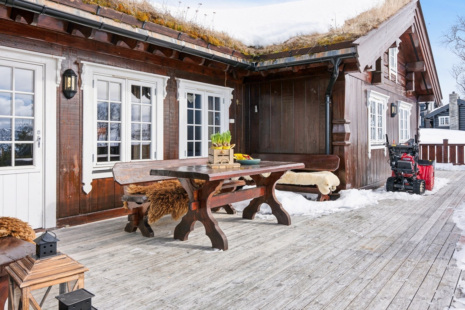En stor, omkransende terrasse gir rikelig med plass for utemøbler og sosialt samvær. Galleribilde