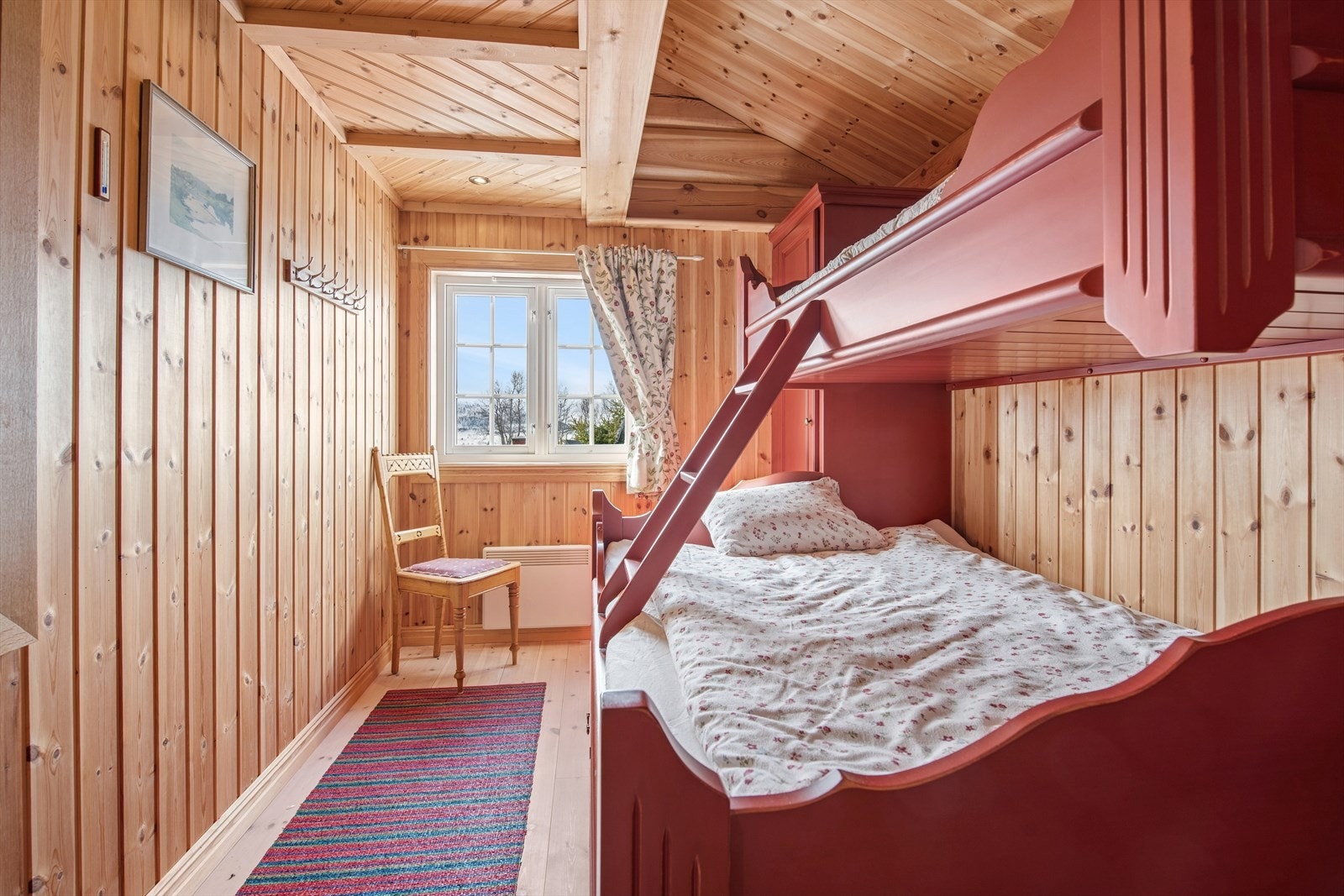 Praktisk soverom med køyeseng, ideelt for barn eller gjester. Også i denne sonen finnes det hems. Her er det to hemser, én på hver side av soveromsgangen. Galleribilde