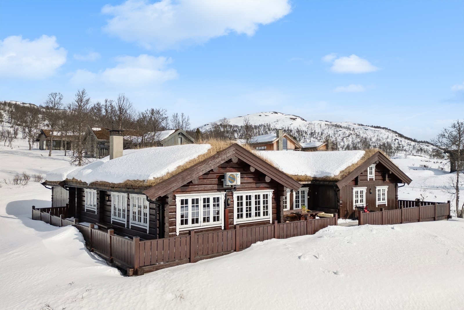 Hytta er oppført i norsk kvalitetstømmer, med 8-tommers tømmerstokker. Den ble satt opp i Oppdal og deretter fraktet til Rauland. Galleribilde