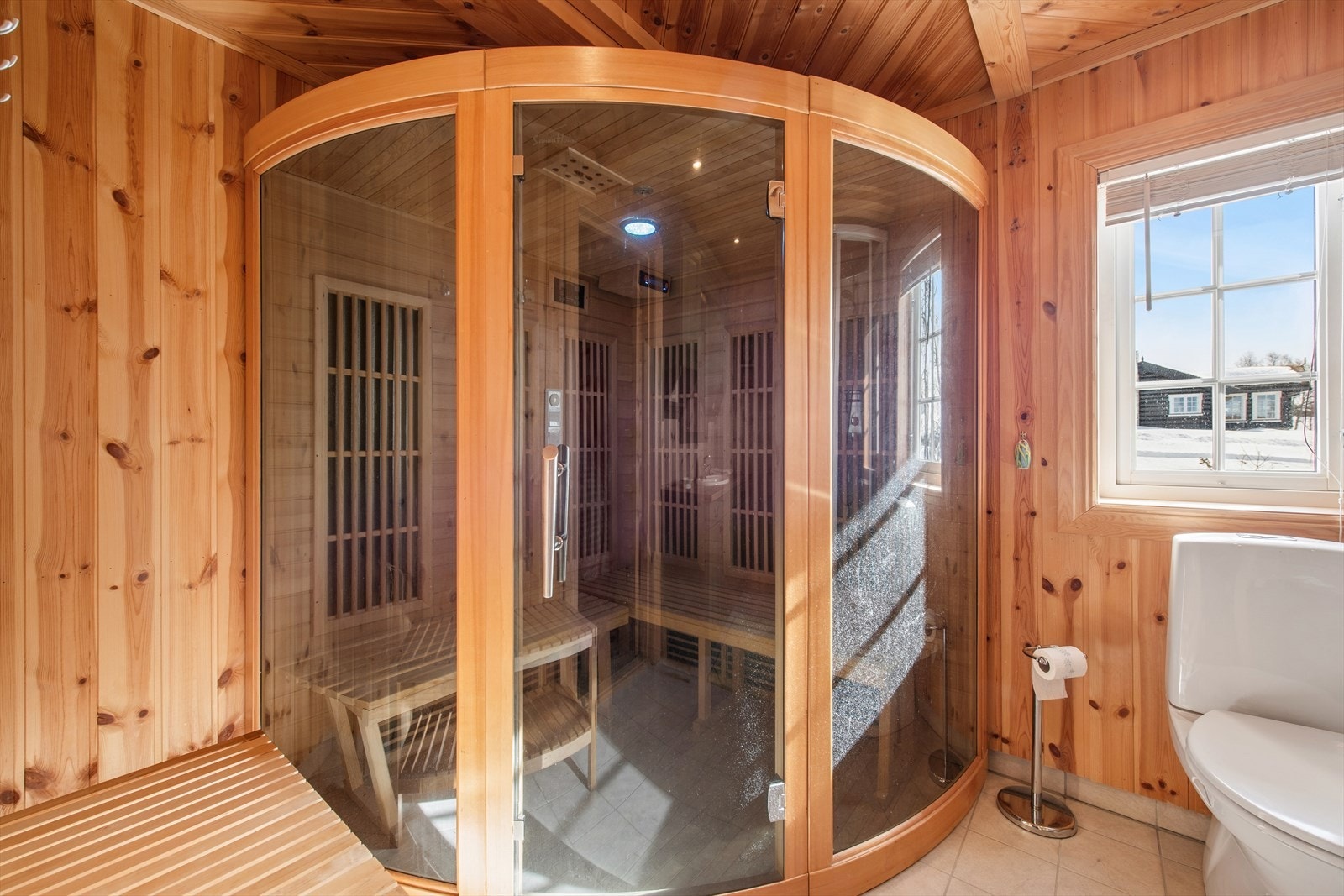 Dette badet fungerer som et velværesenter og er utstyrt med en moderne infrarød sauna. En infrarød (IR) badstue med fargeterapi (kromoterapi) kombinerer dyp varmebehandling med terapeutiske fargelys for å fremme fysisk og psykisk velvære. Galleribilde