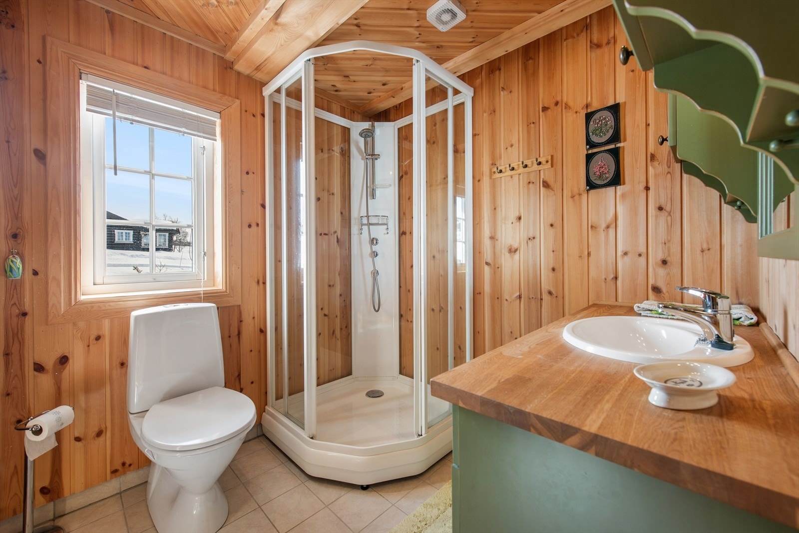 I denne soveromsfløyen ligger et stort, felles bad tilknyttet de tre soverommene. Badet har rikelig med baderomsinnredning, toalett, dusj, og er i tillegg utstyrt med en infrarød badstue. Galleribilde