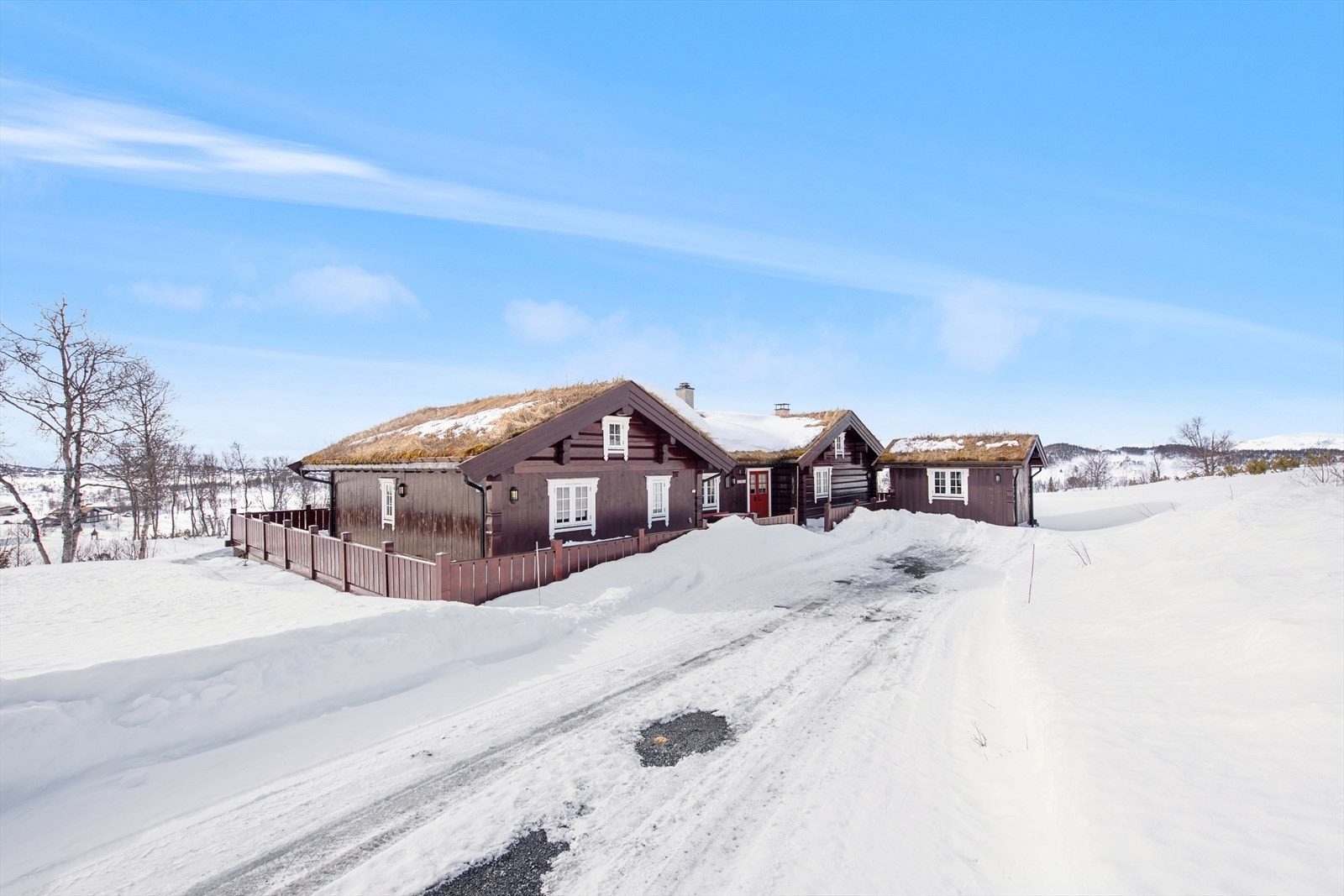 Hytta ligger på en stor tomt med en ubebygget tilleggstomt som grenser mot friareal. Galleribilde